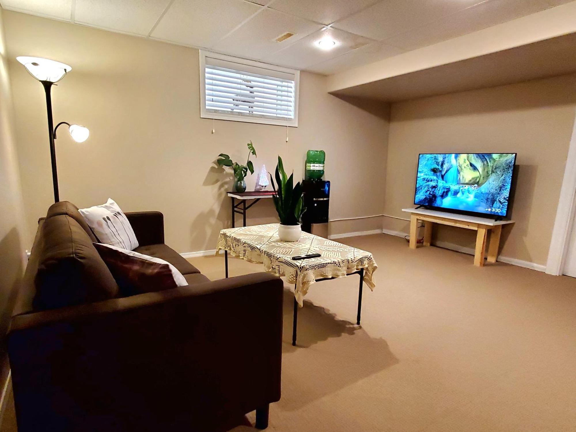Saskatoon Lashyn Cove Homestay Экстерьер фото