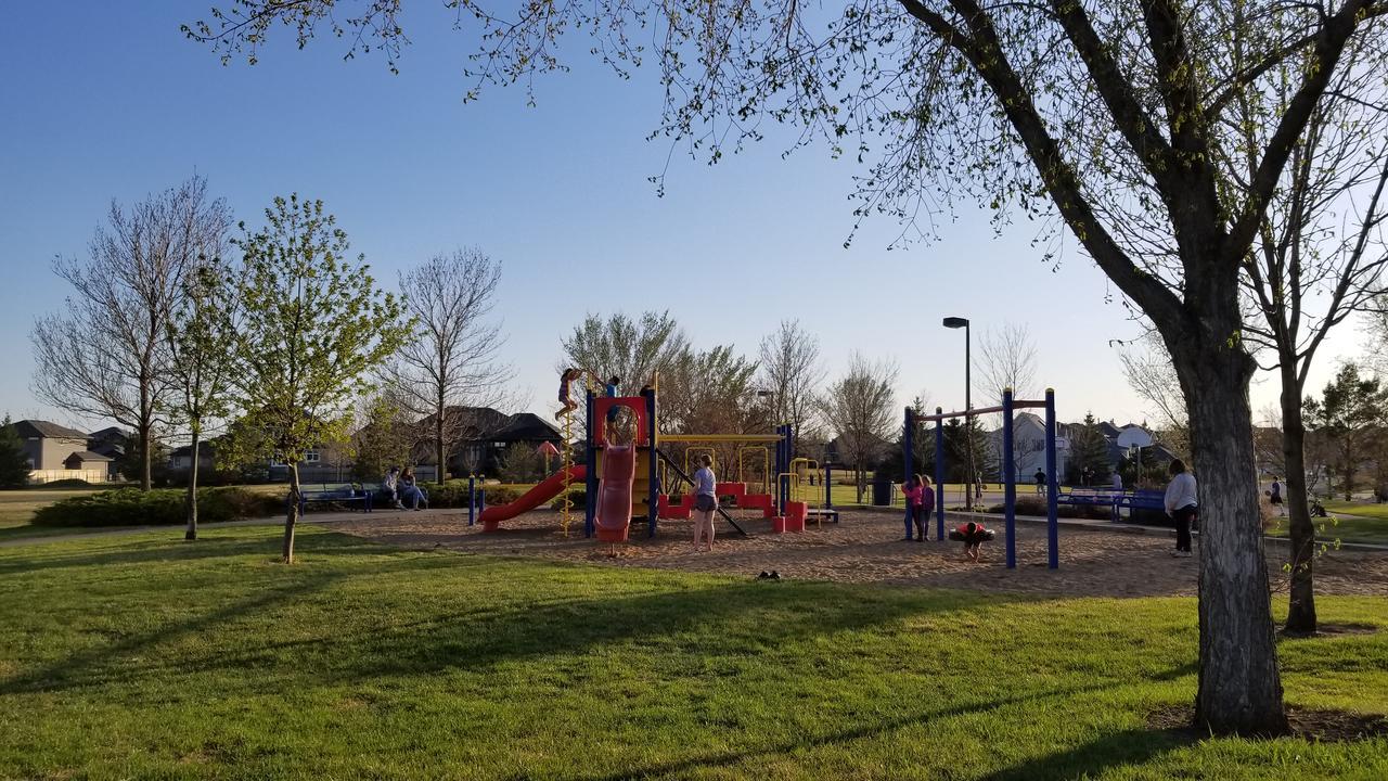 Saskatoon Lashyn Cove Homestay Экстерьер фото