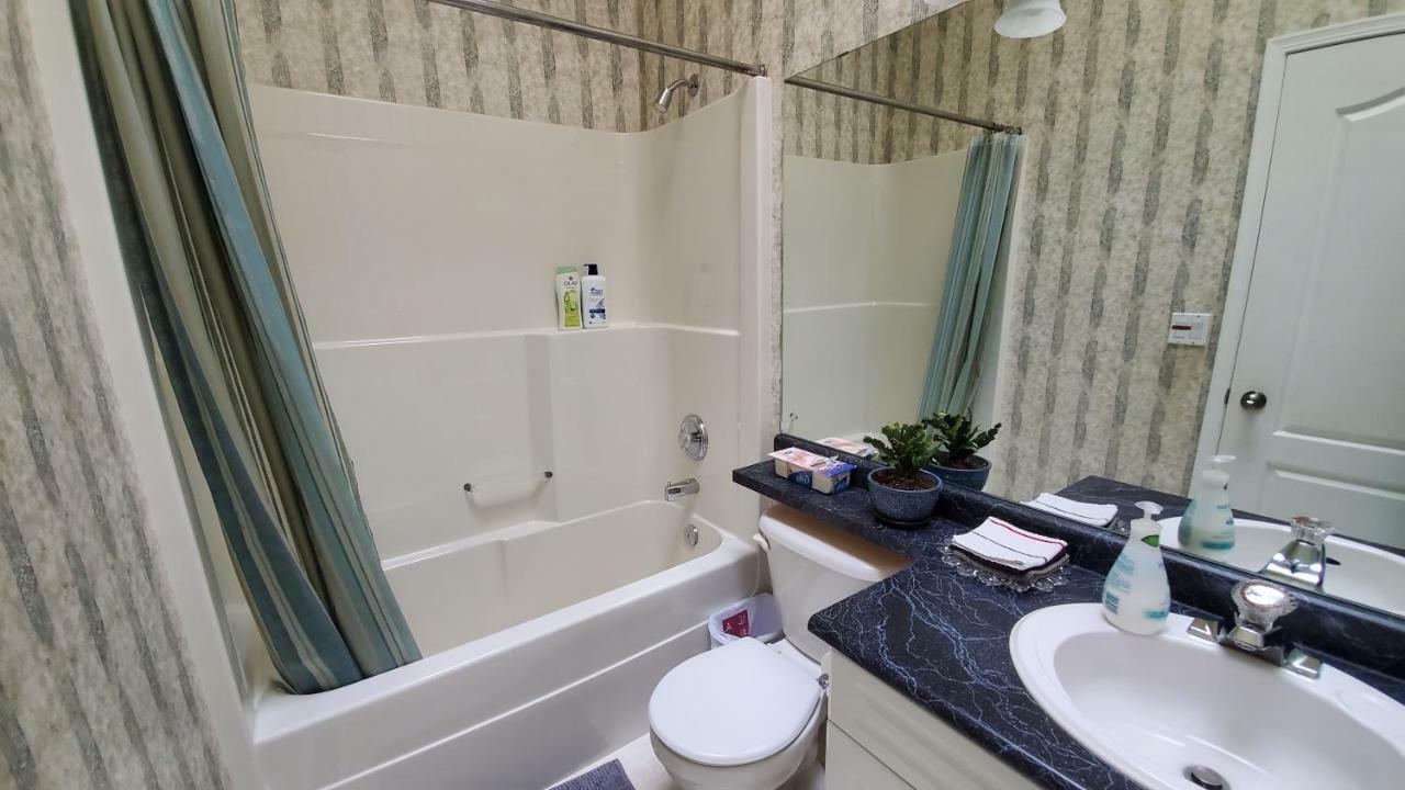 Saskatoon Lashyn Cove Homestay Экстерьер фото